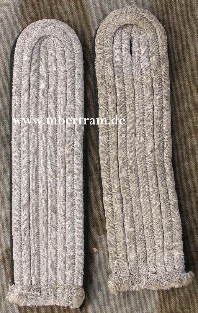 Paar Schulterklappen KM Leutnant, feldgraue Uniform
