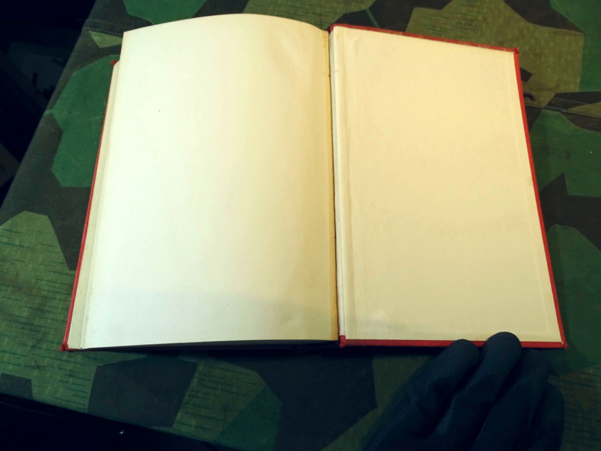 Sehr seltener Mein Kampf als Jubiläumsausgabe in rotem Leinen. Sehr seltener Mein Kampf als Jubiläumsausgabe in rotem Leinen.