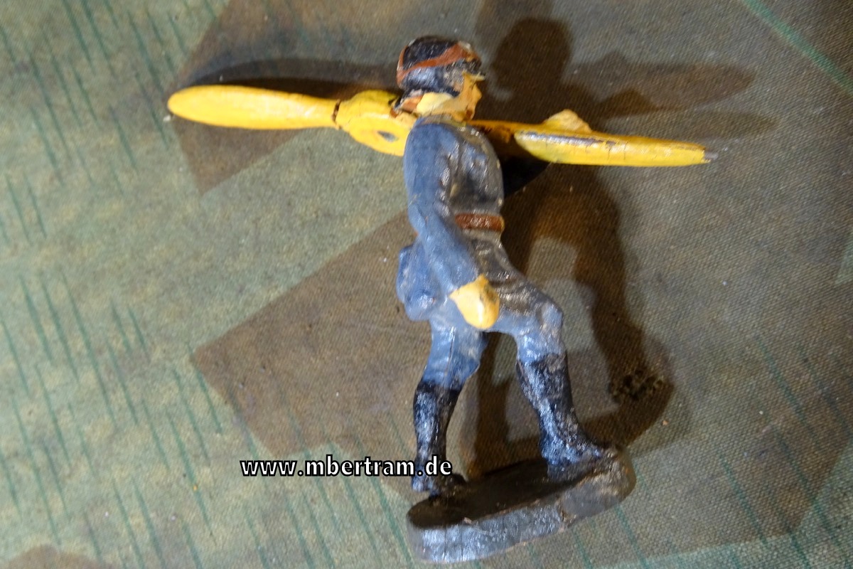 Elastolin: Luftwaffensoldat einen Propeller tragend.