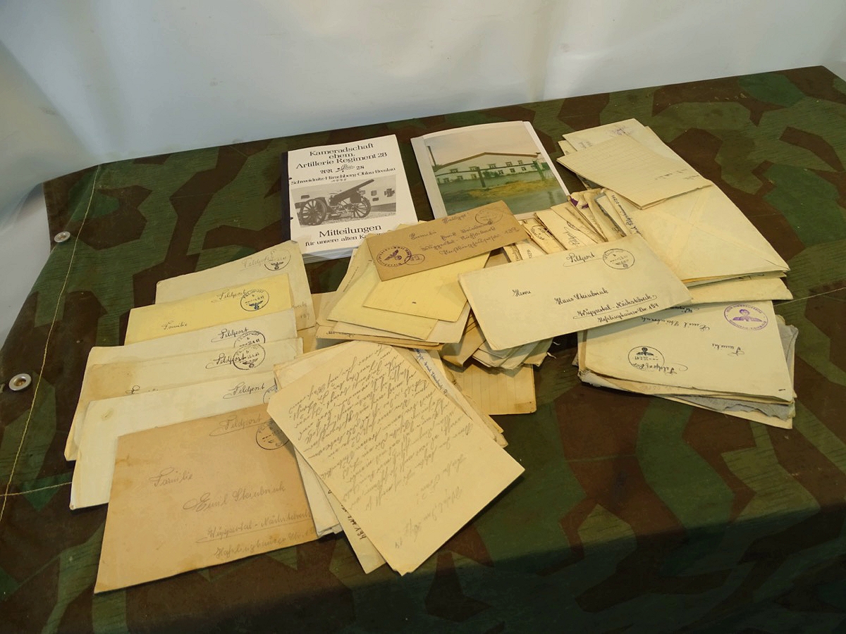 Konvolut ca. 97 Dokumente Feldpost 2. Weltkrieg 1941 und 2 Hefte  Artillerie Rgt. 28