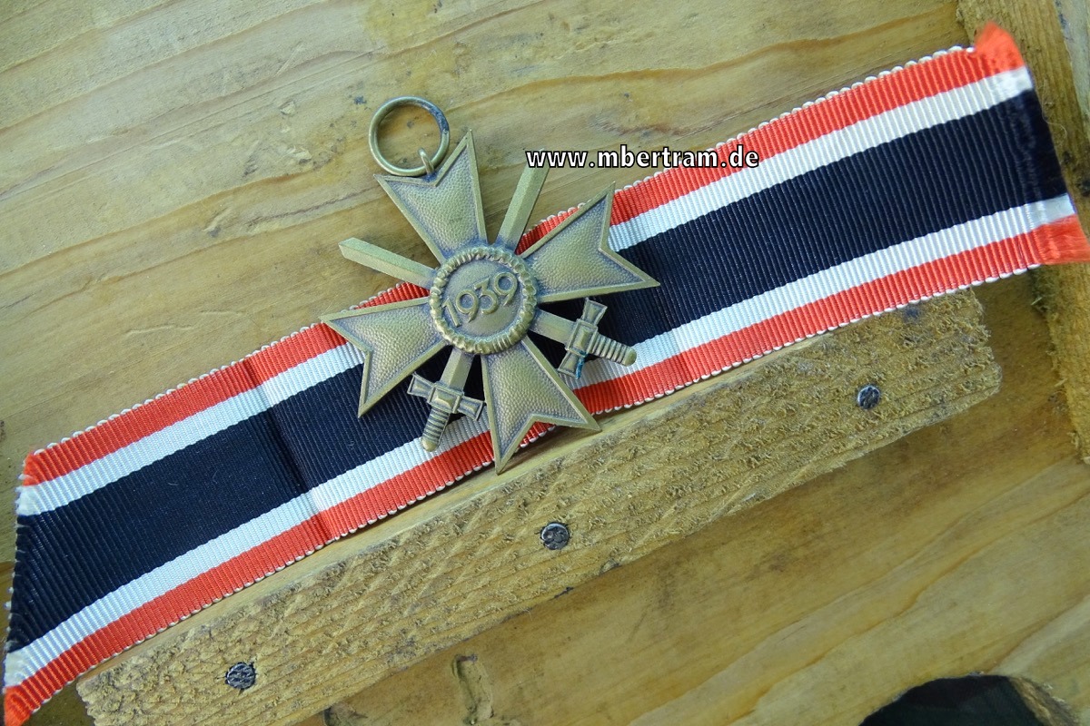 Kriegsverdienstkreuz 1939 2. Klasse mit Schwertern, Buntmetall, am Band