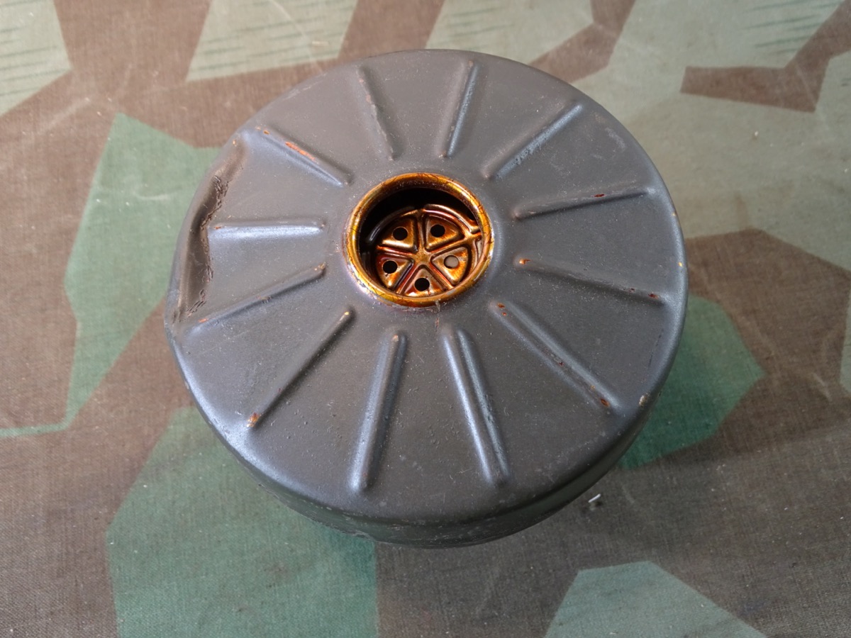 Wehrmachts Gasmaske, stark gebraucht mit kpl. Feldgrau lackiertem Filter FE 41 von 1944 Wehrmachts Gasmaske, stark gebraucht mit kpl. Feldgrau lackiertem Filter FE 41 von 1944
