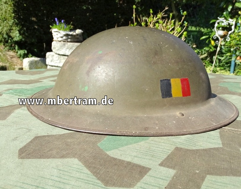 Belgischer Tellerhelm, schön erhalten mit seitlichen Landesfarben