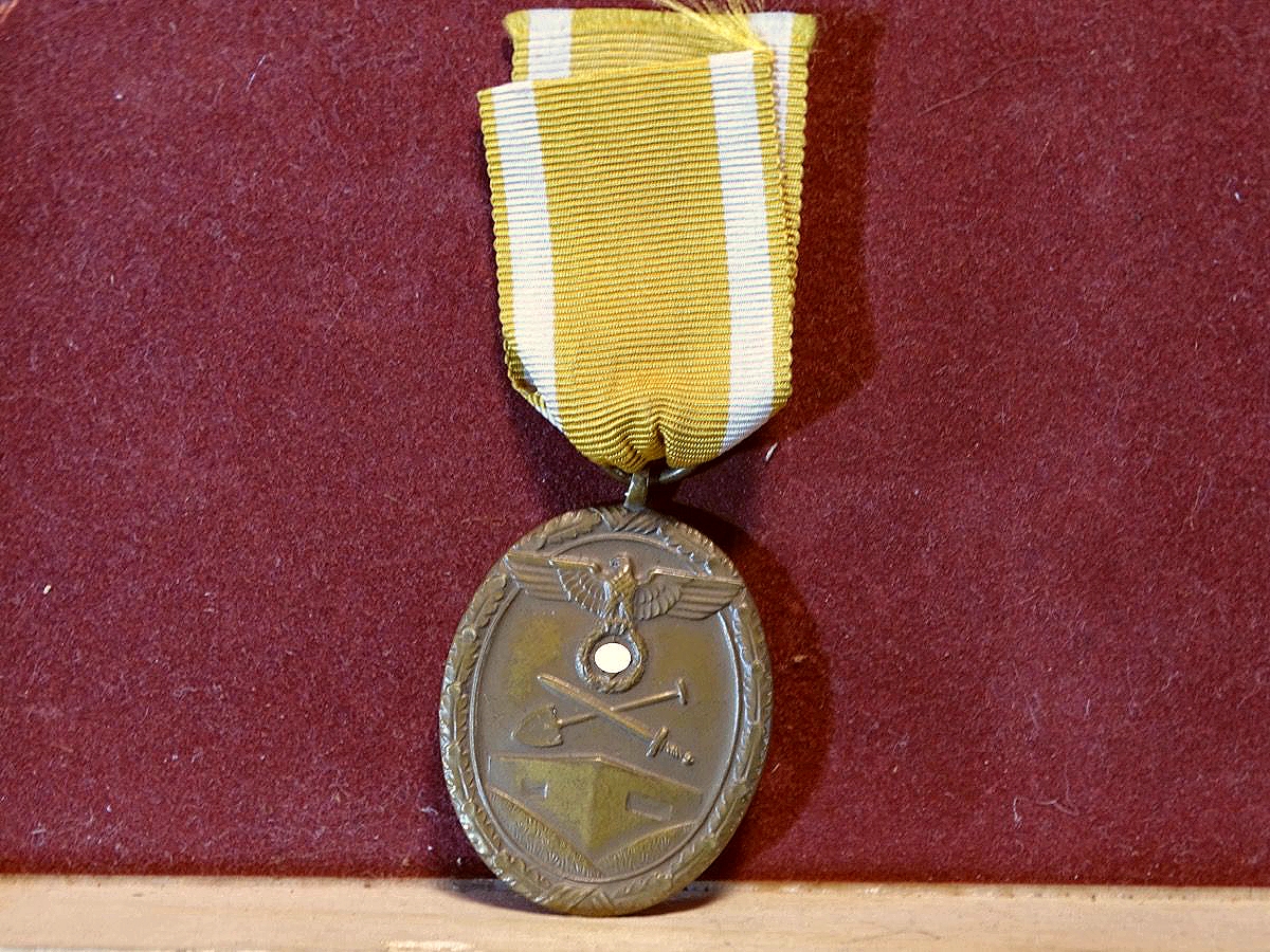 Schutzwall Ehrenzeichen o. Hst. Buntmetall mit Band