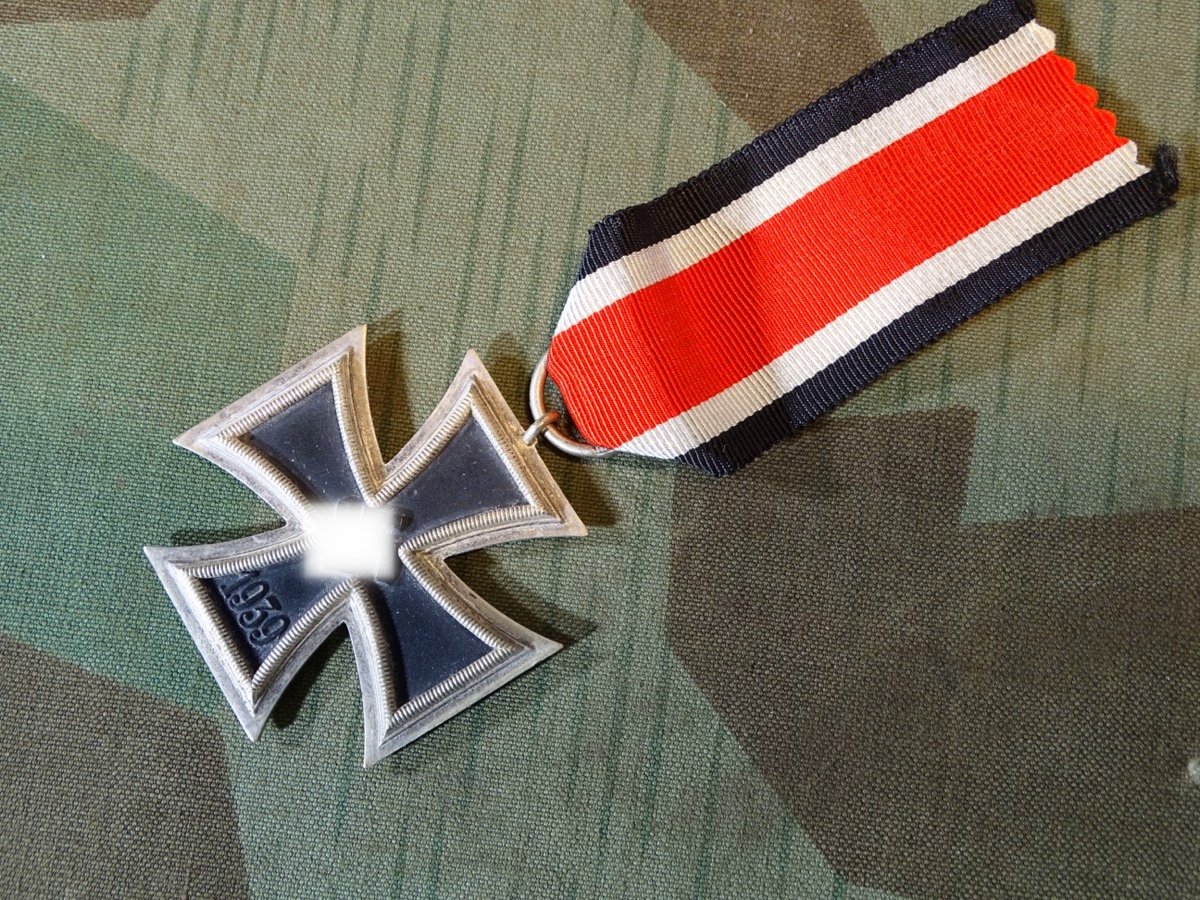 Eisernes Kreuz 2.Kl. 1939 m. Band .  Hst: "L/11"Firma Wilhelm Deumer, Lüdenscheid. Magnetisch.