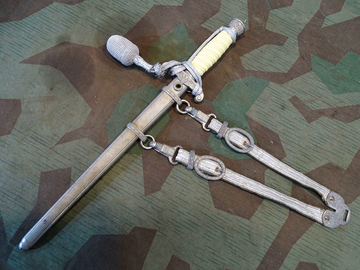 Wehrmacht Heer Offiziersdolch, weißer Griff, Gehänge, Portepee