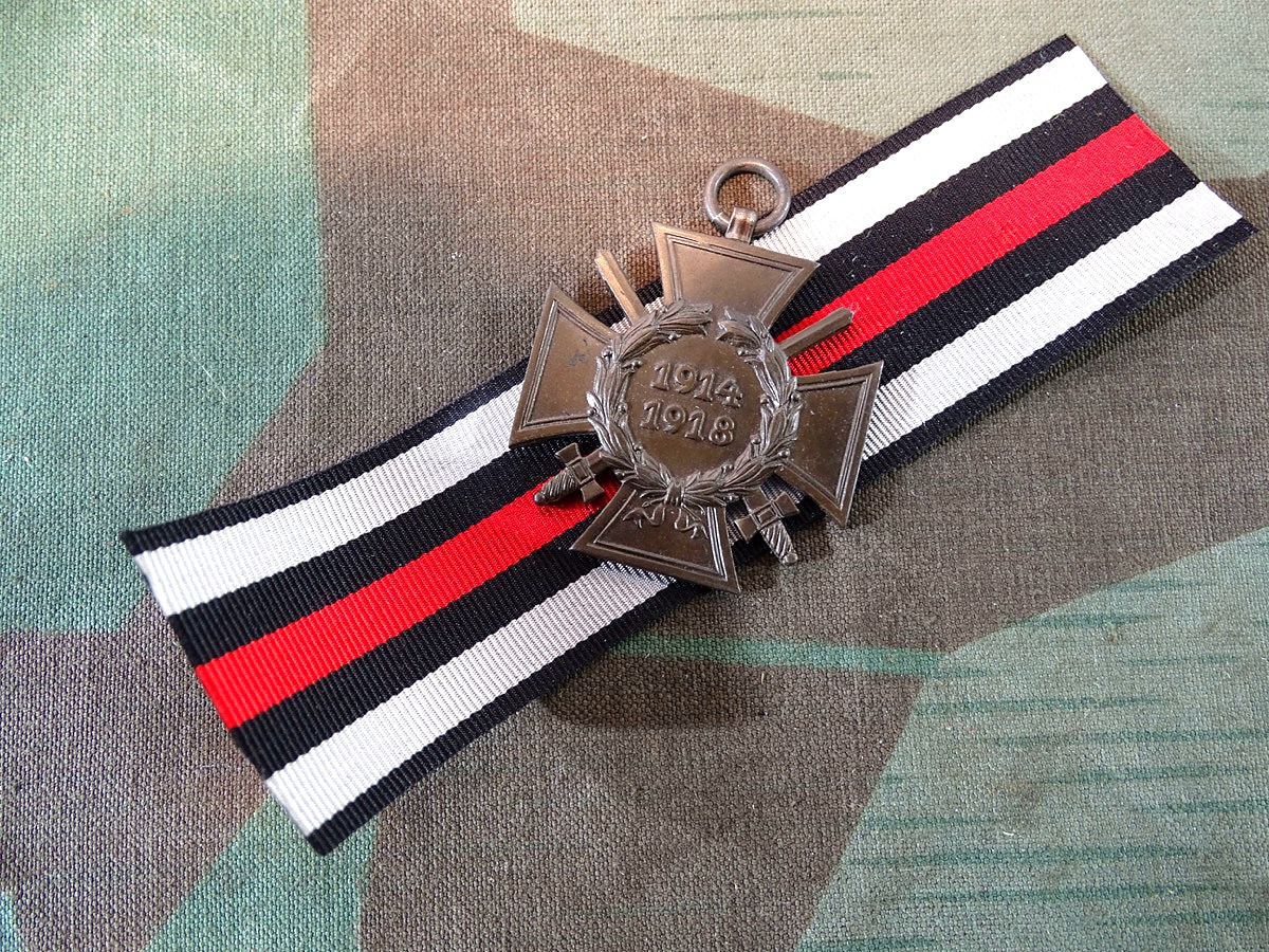 Ehrenkreuz für Frontkämpfer 1914/ 1918 mit Schwertern. Reichsverband Pforzheim 83. Neuwertiges Band