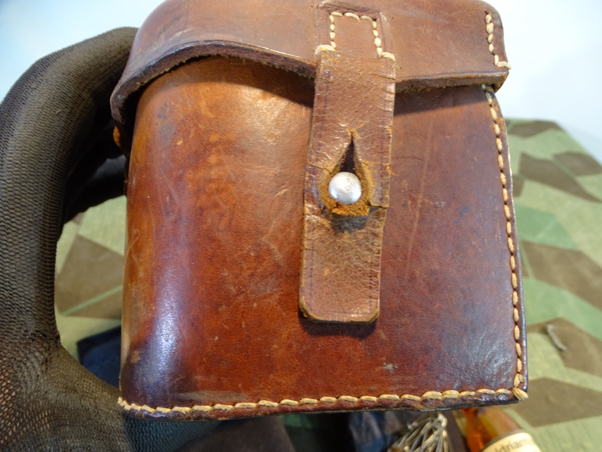 Luftschutz Sanitätstasche mit Befüllung, getragenes Original, Hst.: Gebr. Reinhardt, Melsungen 1939 Luftschutz Sanitätstasche mit Befüllung, getragenes Original, Hst.: Gebr. Reinhardt, Melsungen 1939