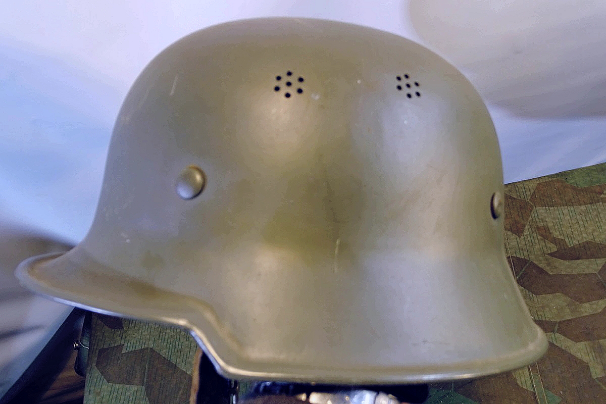 Luftschutz / Volkssturm: Feldgrauer Helm in Feuerwehr Form DRGM Thale