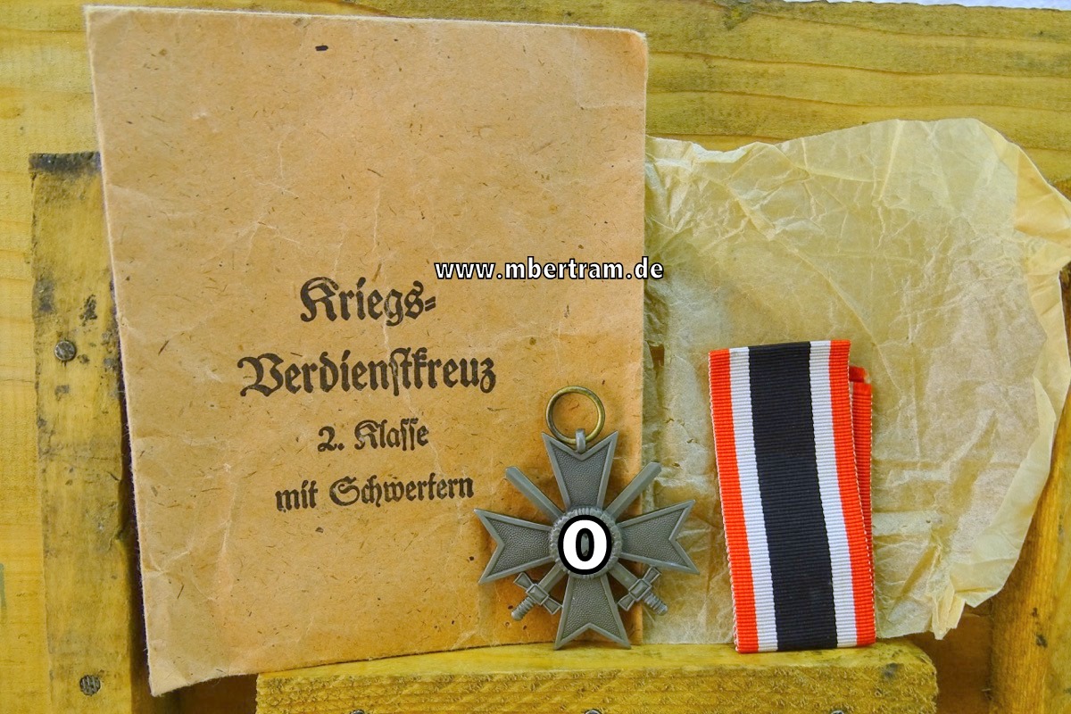 Kriegsverdienstkreuz 1939 2. Klasse mit Schwertern in der Verleihungstüte, Hst: 3