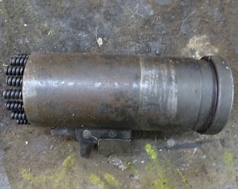 Deaktivierte 20 mm Oerlikon Flak MK 2, 1943, getarnte Behelfslafette, Wehrmachts Beutekanone, 1 Magazin, ( Nr. S-33141)
