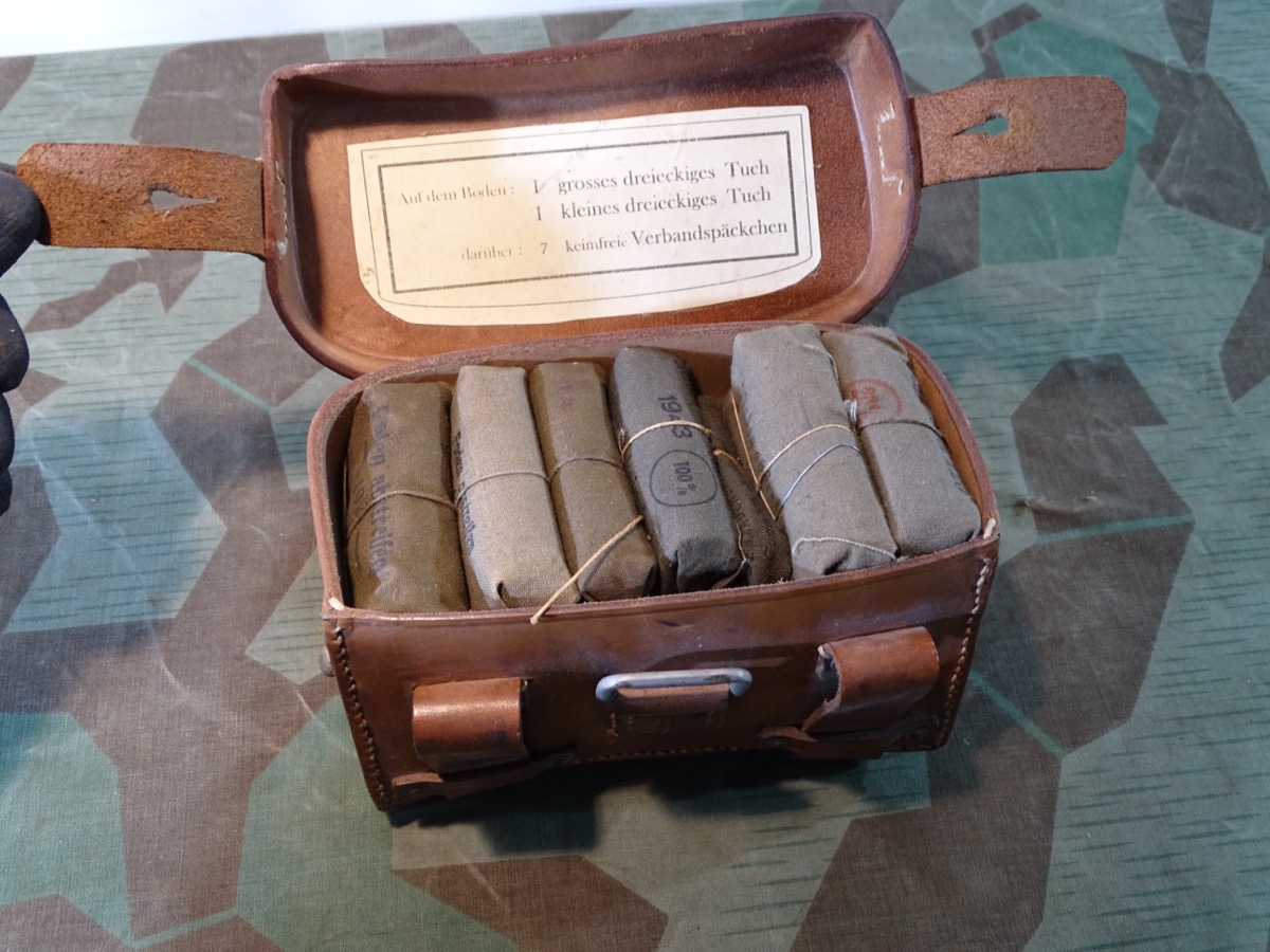 Luftwaffe oder Kriegsmarine , braune Sanitäter Gürteltasche mit kompletter Füllung 1940