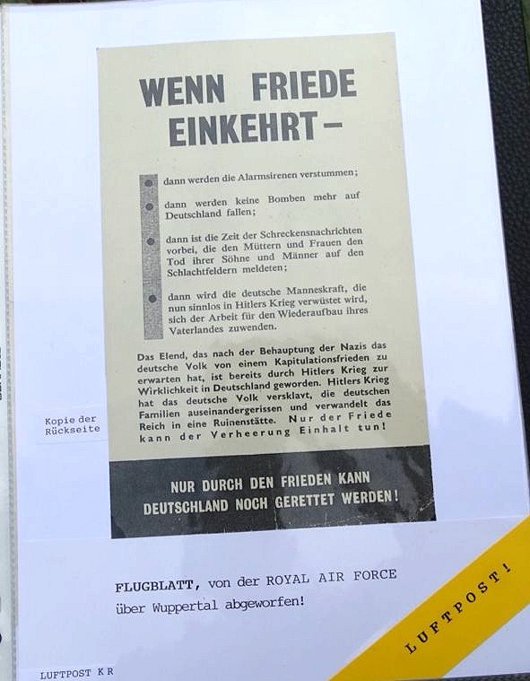 Ordner mit Allierten Abwurf Propaganda Flugblättern des 2. Weltkriegs, 17 Original, 10 Kopie Ordner mit Allierten Abwurf Propaganda Flugblättern des 2. Weltkriegs, 17 Original, 10 Kopie