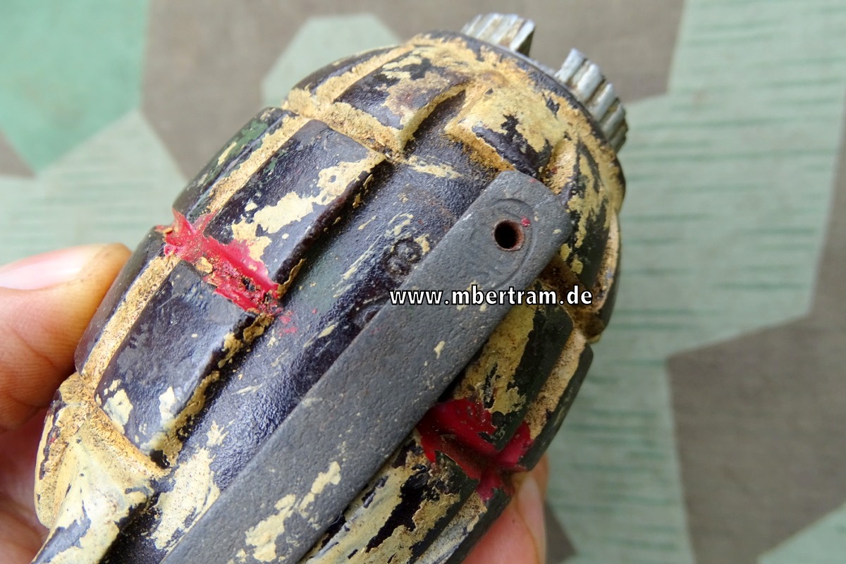 Englische Deko Handgranate 2. Weltkrieg, Mills bomb N°36. Sandgelber Lack