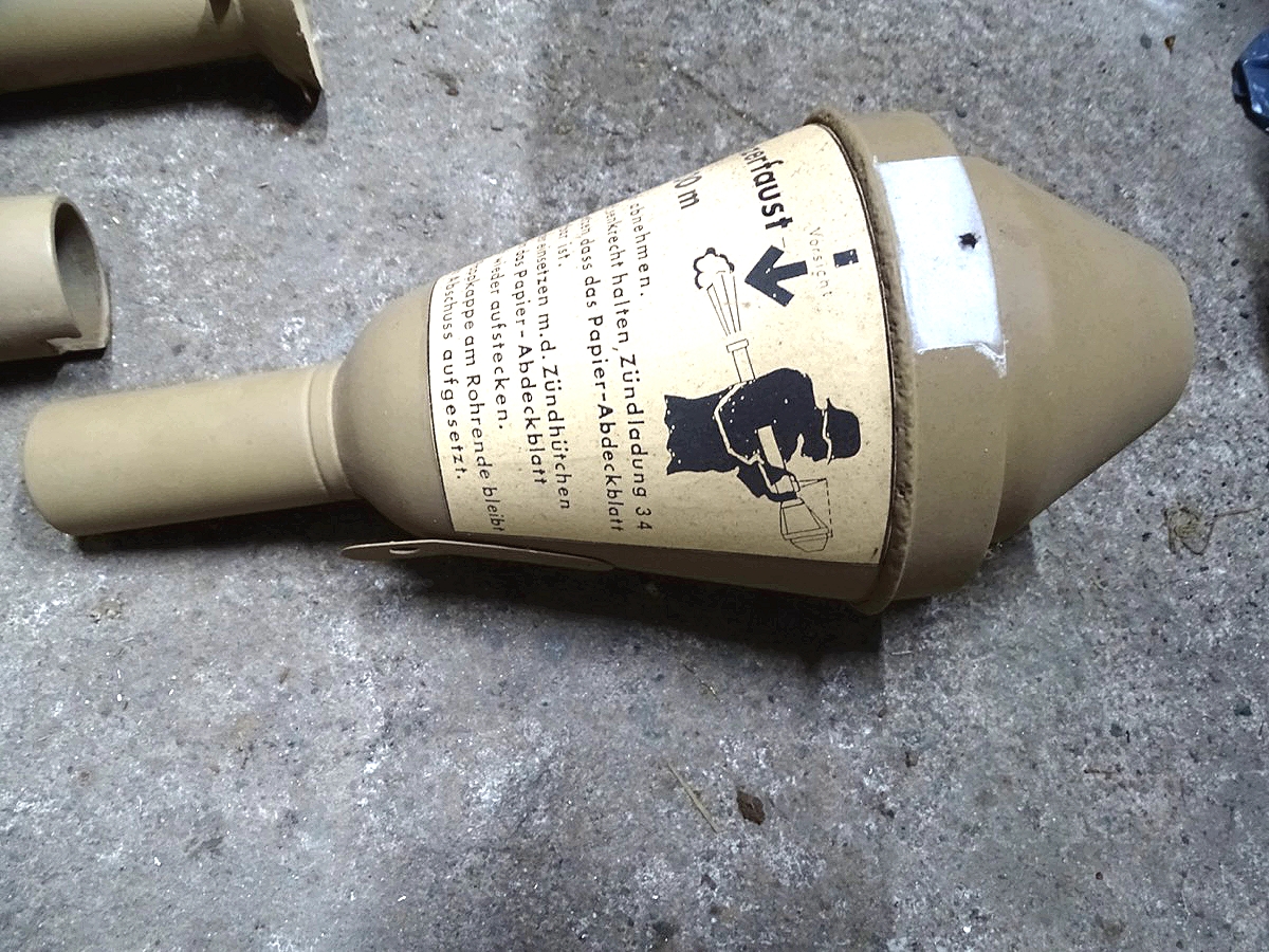 Original Deko Panzerfaust 100, delaboriert, lehmgelb lackiert