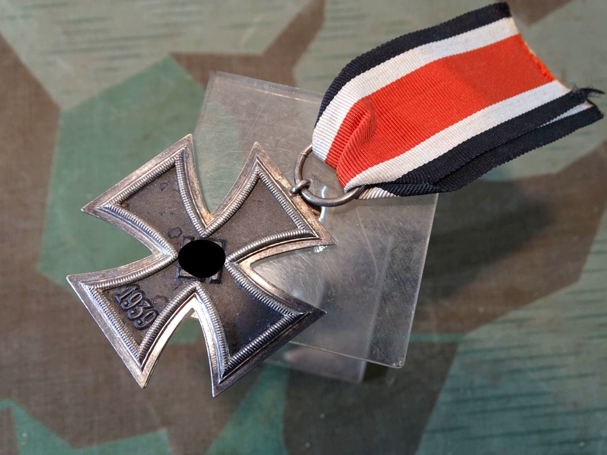 Eisernes Kreuz 2. Klasse 1939 mit Band, ohne Hersteller, schöne Erhaltung