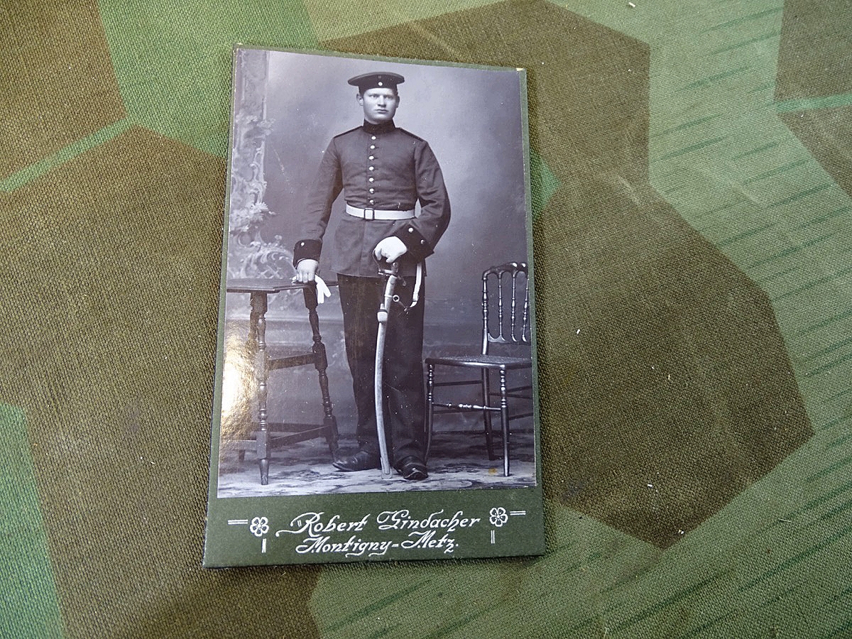 Studioaufnahme preussischer Kavallerist mit weißem Parade Koppel und schwerem Säbel, Fotoatelier Metz