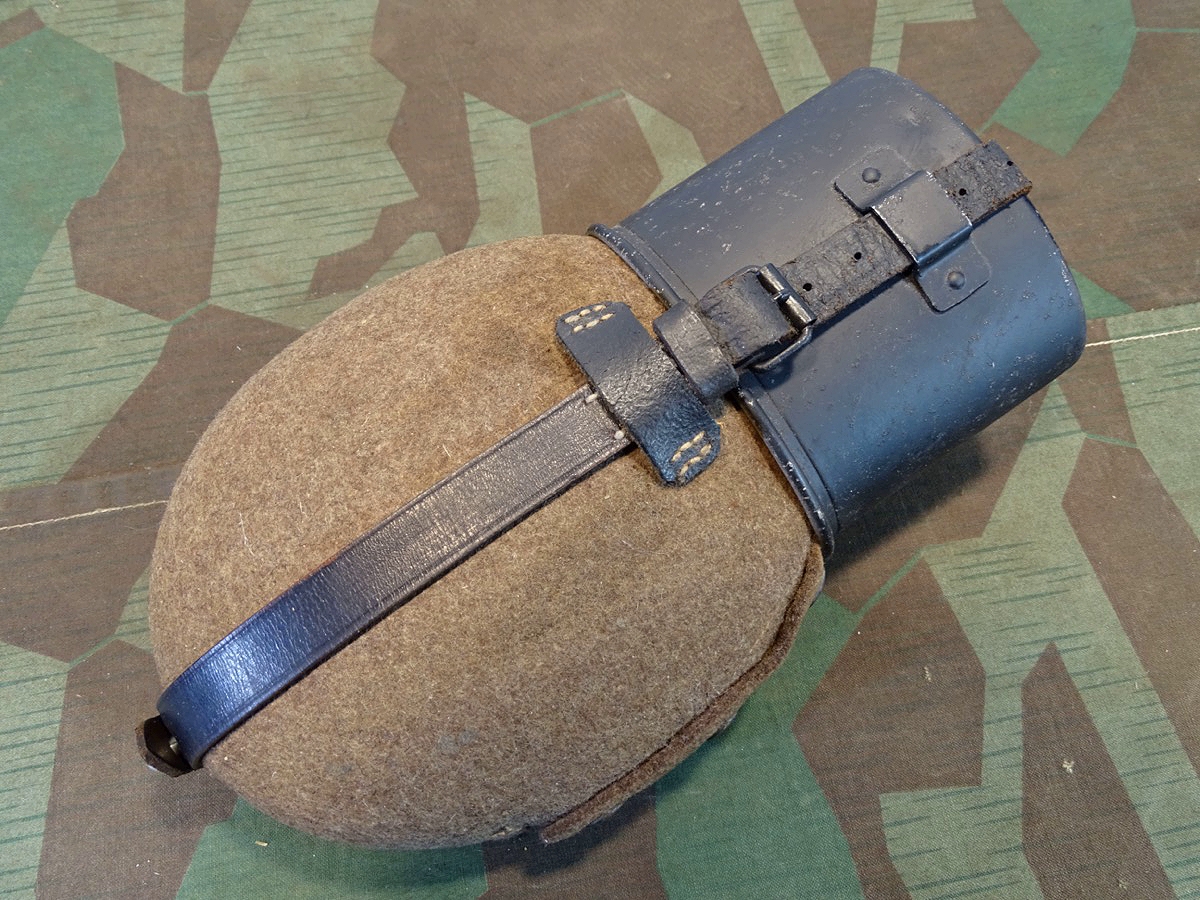 Wehrmacht, frühe Alu Feldflasche mit schwarzem Alu Trinkbecher , nrgl. " CFL 37" 