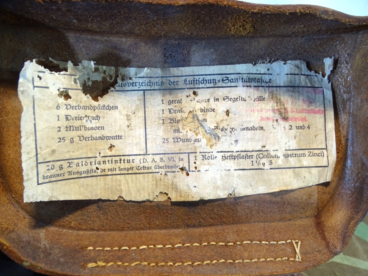 Luftschutz Sanitätstasche mit Befüllung, getragenes Original, Hst.: Gebr. Reinhardt, Melsungen 1939 Luftschutz Sanitätstasche mit Befüllung, getragenes Original, Hst.: Gebr. Reinhardt, Melsungen 1939