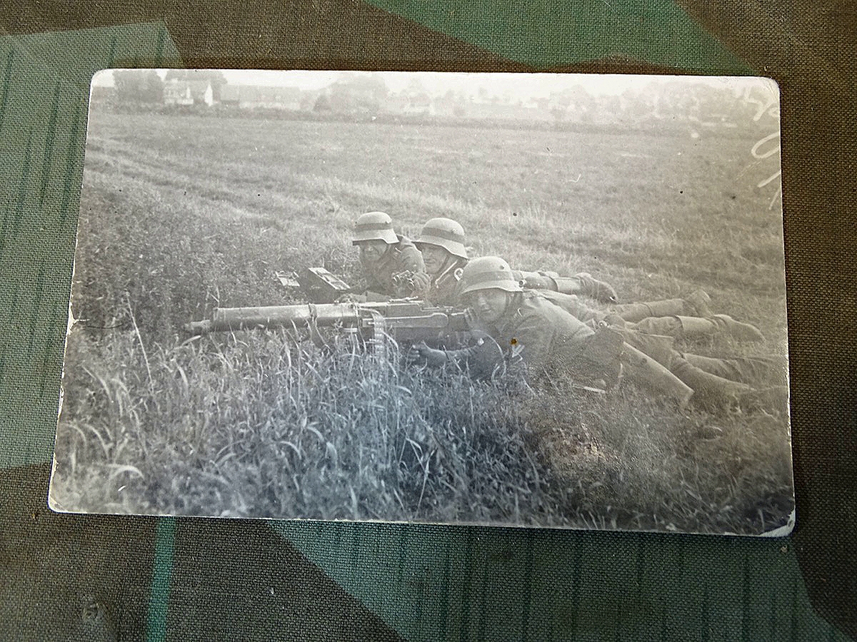 Foto in Postkartengrösse MG 08/15 Trupp in liegender Feuerstellung, Reichswehr/ frühe Wehrmacht