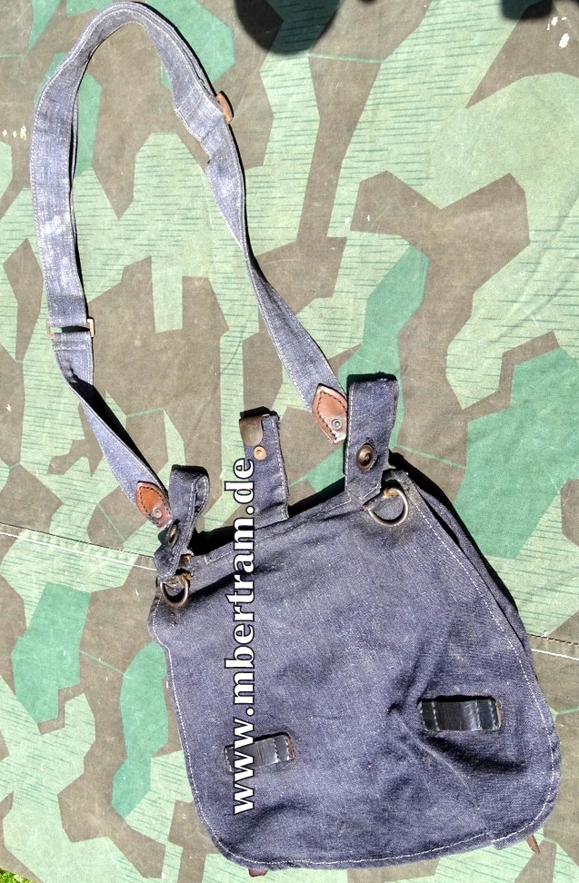 Brotbeutel Luftwaffe, blauer Stoff, Trageriemen, um 1944