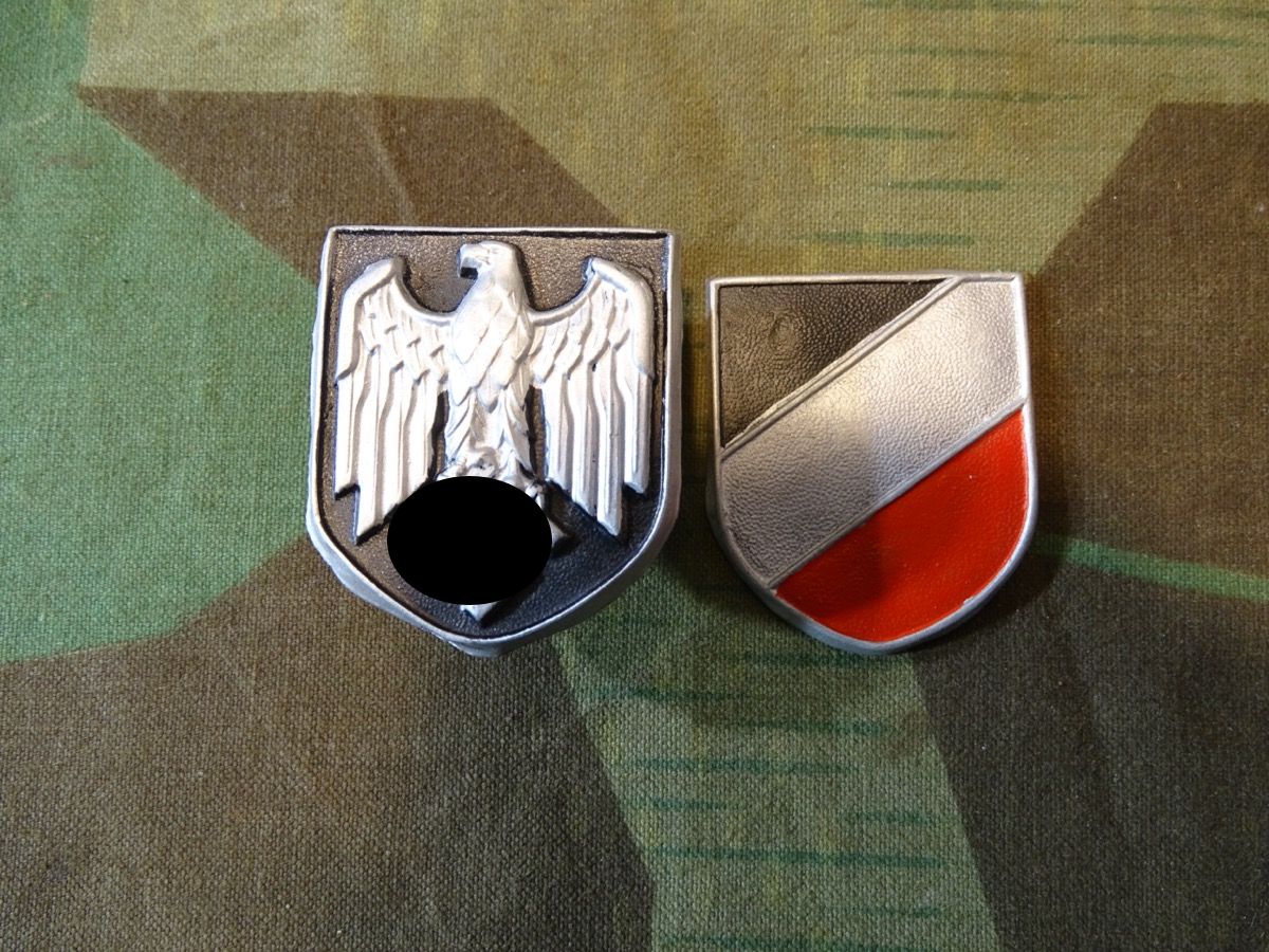 Pärchen Wappen für Wehrmachts Tropenhelm, frühe Stücke, Buntmetall lackiert, alle Splinte dran. K.W. 41