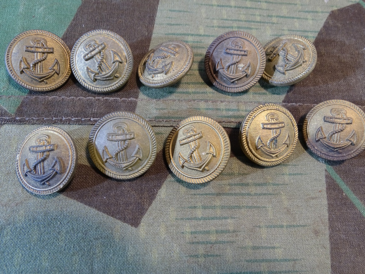 10 späte Kriegsmarine Glasknöpfe, 25 mm, Herstellermarke, Jahreszahl