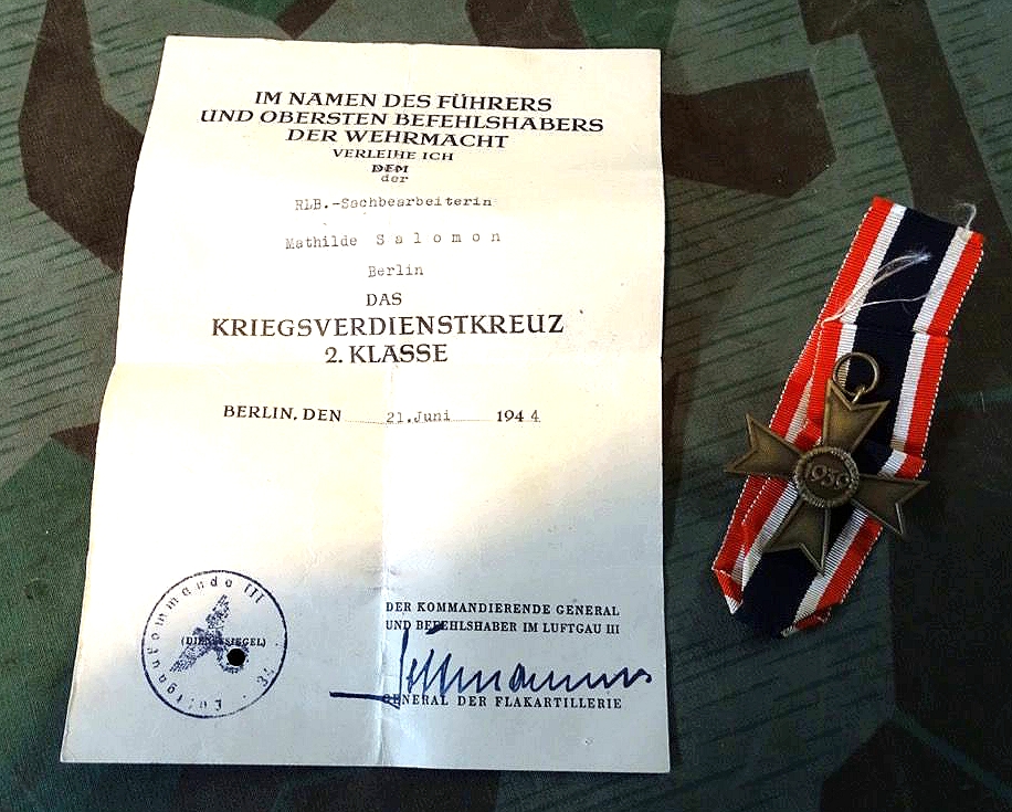 Urkunde und Abzeichen Kriegsverdienstkreuz 2. Klasse ohne Schwerter. RLB Sachbearbeiterin 1944
