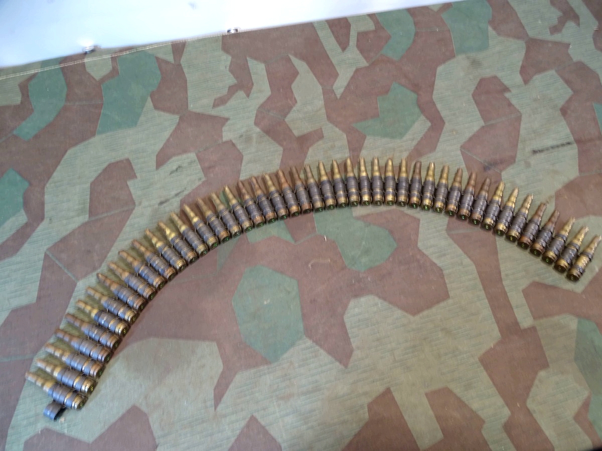 Gurtkette mit ca. 45 Stück Messing Deko Platzpatronen Munition 7,62x51, Nachkriegszeit. Zerlegegurt.