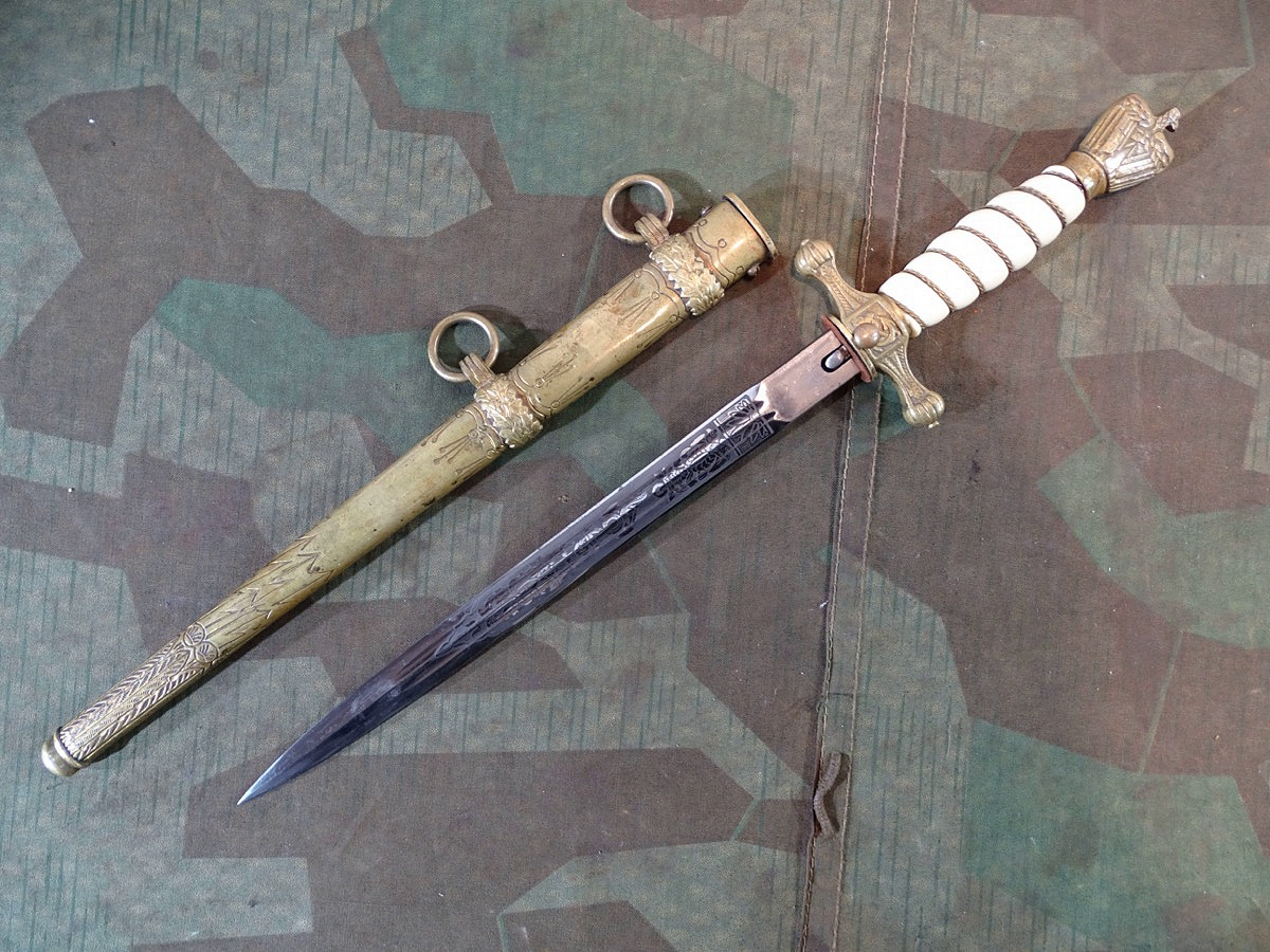 KRIEGSMARINE OFFIZIERSDOLCH weisser Griff, Hst:"WKC"  Buntmetall