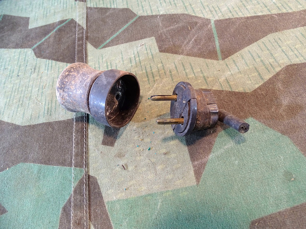 Stecker und Dose aus Bakelit. 40er Jahre. Gut zur Ergänzung von Nachrichten Ausrüstung und elektrischem Gerät.