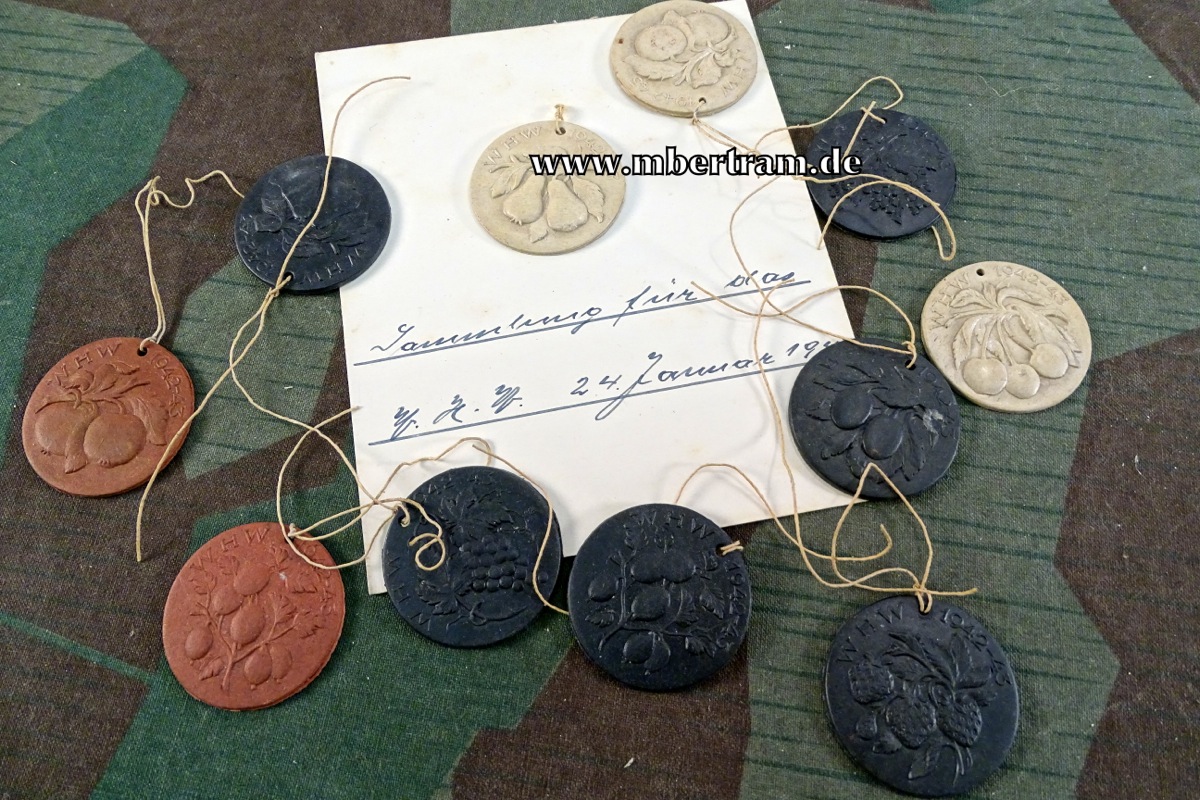 WHW - Reichsstr. Sammlung 1942-43, 11 farbige Presspappeabzeichen "Früchte"