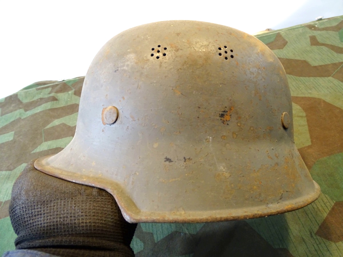 Feldgrauer Stahlhelm, Volkssturm, Luftschutz oder ähnliches.