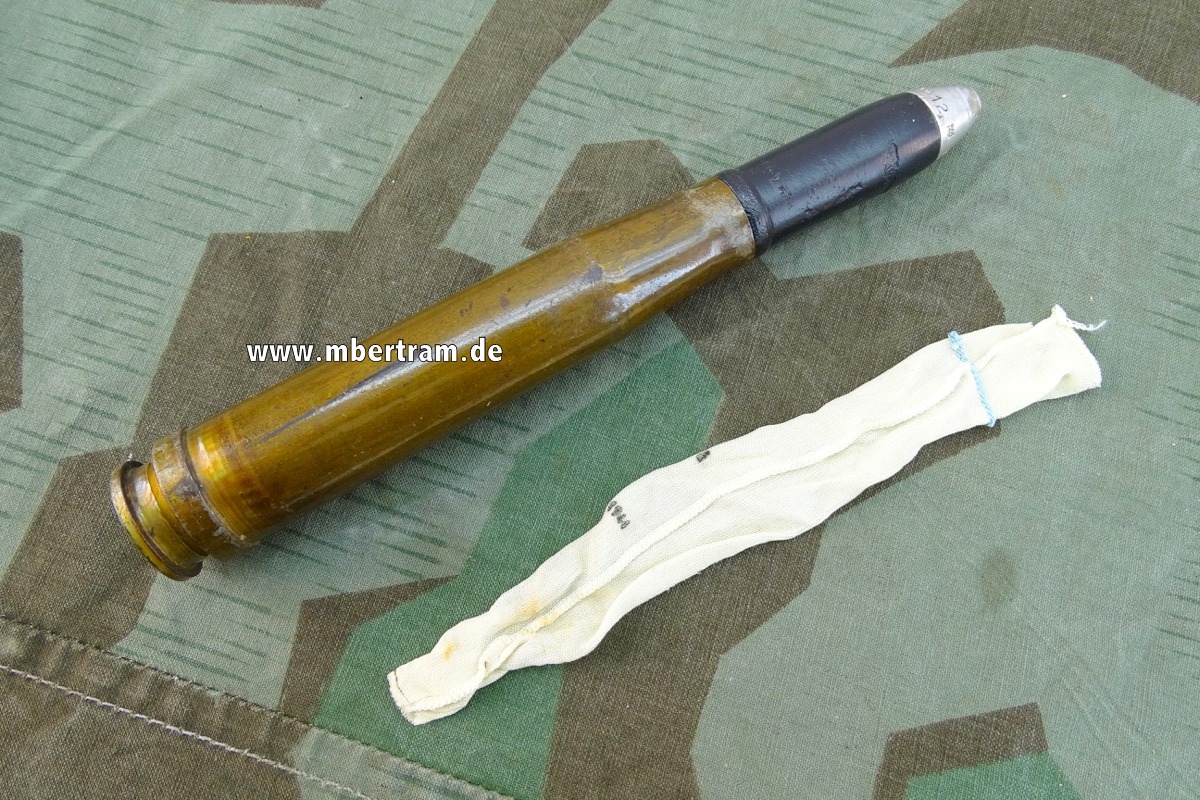 Deko-Patrone 2 cm Flak 38, lackierte Stahlhülse, Aluzünder, Ladungssäckchen