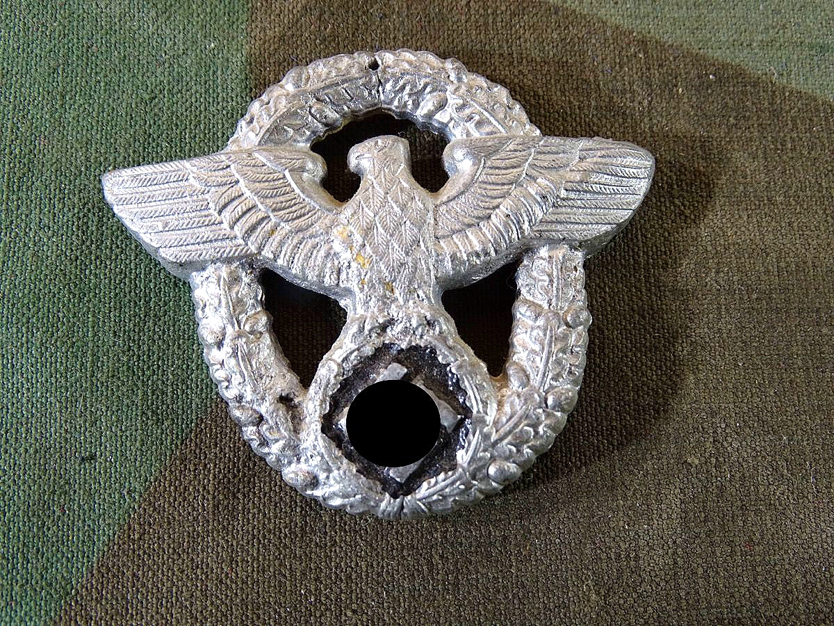 Mützenadler für Schirmmützen der Polizei und Feuerwehr 3. Reich ohne Splinte. 