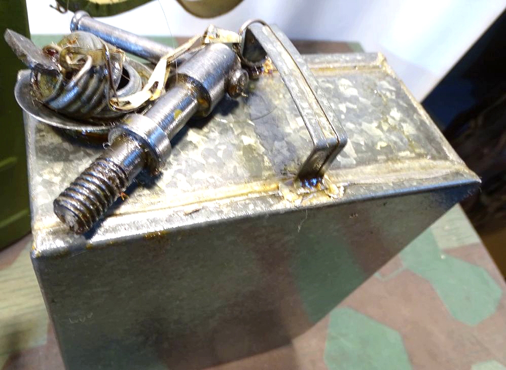 Waffenmeister Gurtkasten für das MG Maxim M 1910 mit umfangreichem Inhalt Waffenmeister Gurtkasten für das MG Maxim M 1910 mit umfangreichem Inhalt