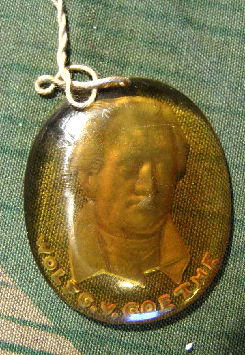 Wolfgang von Goethe, WHW, März 1941, Glasabzeichen, Serie " Köpfe berühmter deutscher Männer " ,