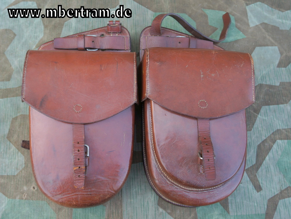 Wehrmacht Kavallerie Packtaschen Paar Offizier, "Stabsveterinär Dr. Hahn".