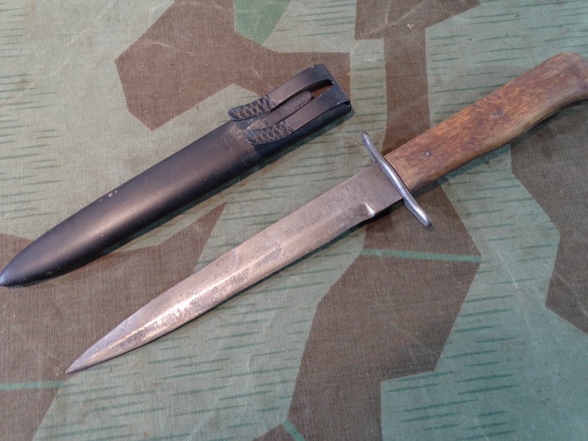 Kampfmesser / Stiefelmesser / Grabendolch der Luftwaffe mit LW Abnahme. Kampfmesser / Stiefelmesser / Grabendolch der Luftwaffe mit LW Abnahme.
