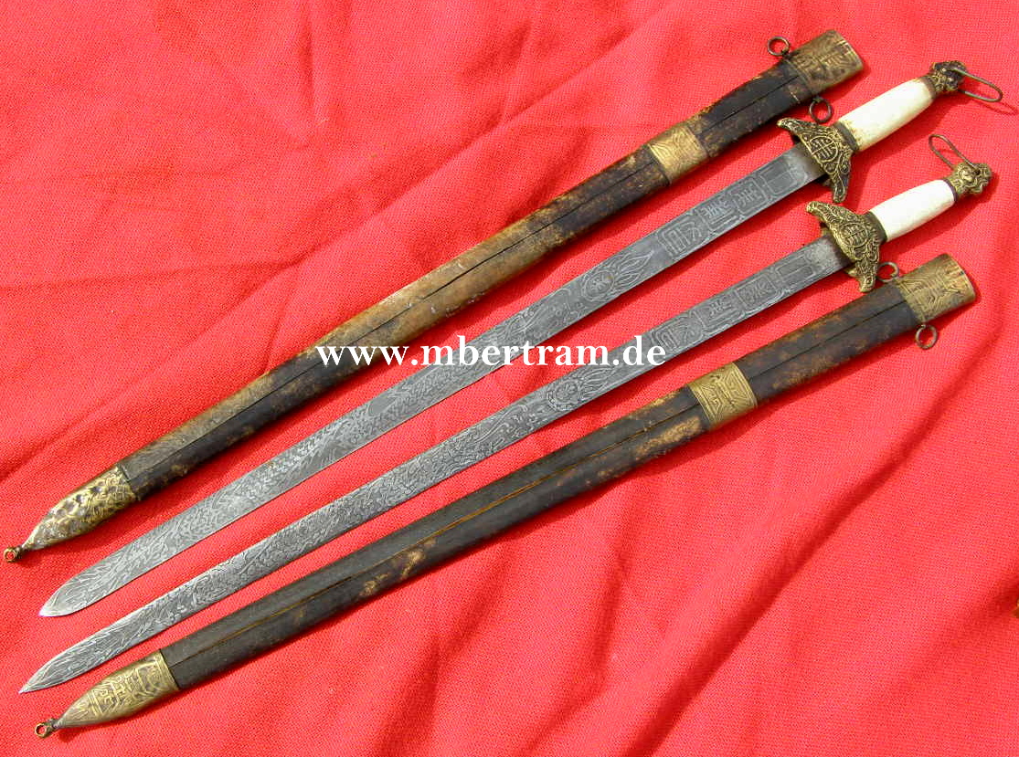 Replik: 2 Asiatische Kampfschwerter, ( Nepal?) Ätzung