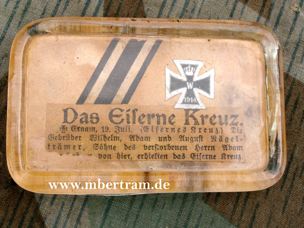 Gläserner Briefbeschwerer mit Eisernem Kreuz 1914