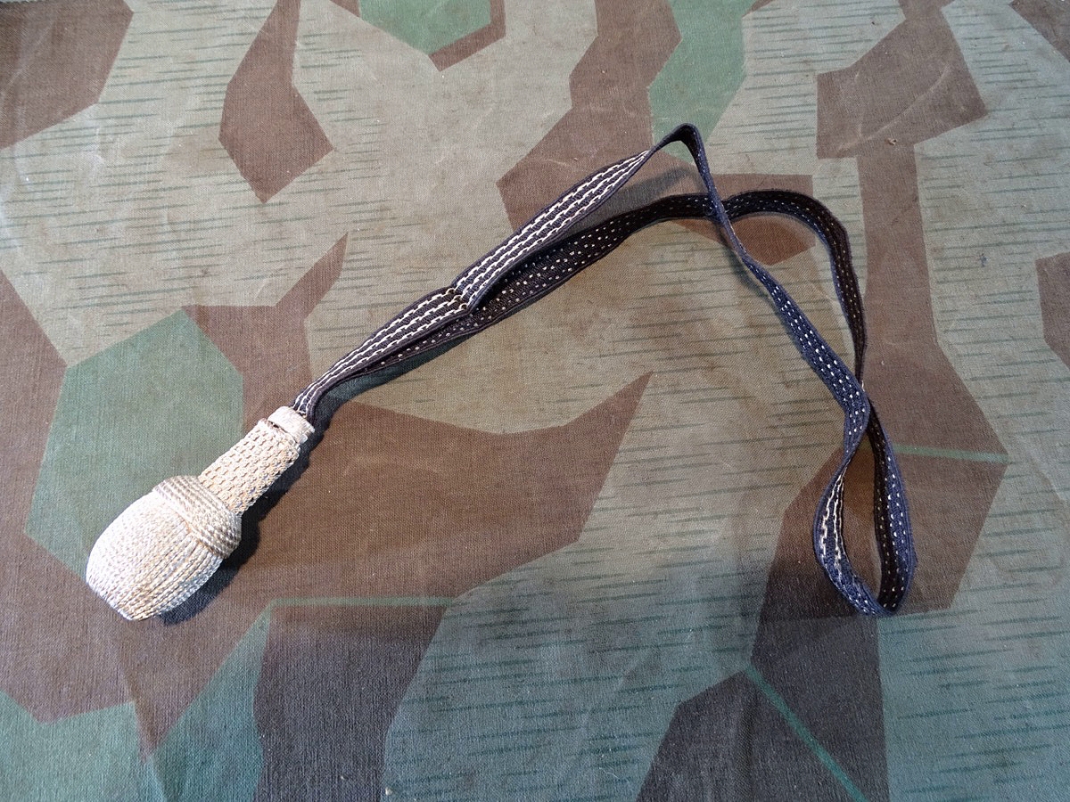 Portepee für den SS Führersäbel der Verfügungstruppe. Schwarzes Stoff Band mit 3 silbernen Durchzügen, fast neuwertiges Stück Portepee für den SS Führersäbel der Verfügungstruppe. Schwarzes Stoff Band mit 3 silbernen Durchzügen, fast neuwertiges Stück
