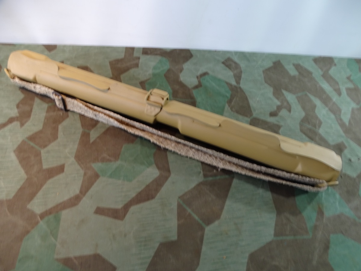 Replik: lehmgelber WH u .W- SS Laufschützer 42/ Ersatzlaufbehälter, Tragegurt, ohne Auswerfer Replik: lehmgelber WH u .W- SS Laufschützer 42/ Ersatzlaufbehälter, Tragegurt, ohne Auswerfer