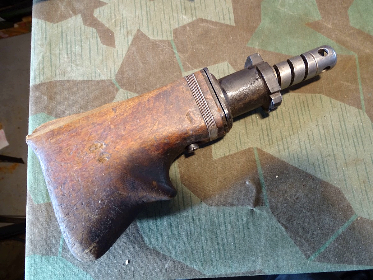 Stark gebrauchter MG 42 Holzkolben mit gut erhaltenem Pufferstück Wehrmacht mit WaA