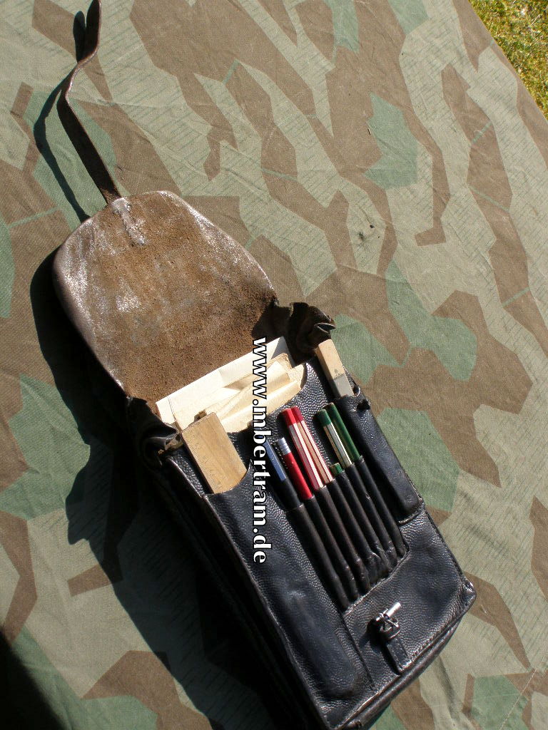 13608-6 Wehrmacht: schwarze, genoppte Kartentasche mit Inhalt