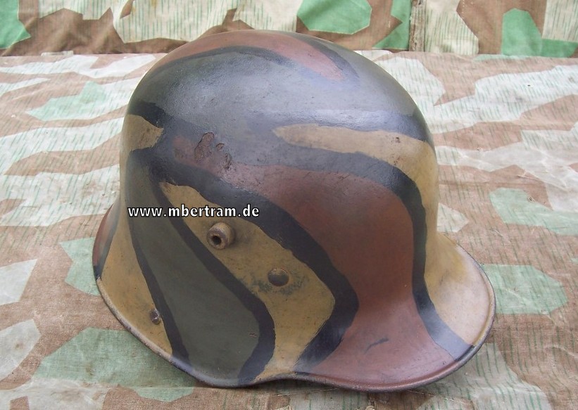 Erster Weltkrieg Stahlhelm M.16 mit Tarnanstrich