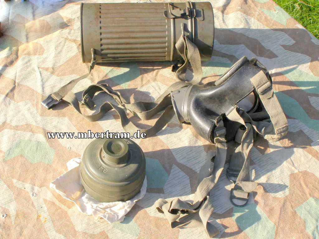 GASMASKE "AUER RL1/38/3", GRÜNE GERIPPTE BLECHDOSE
