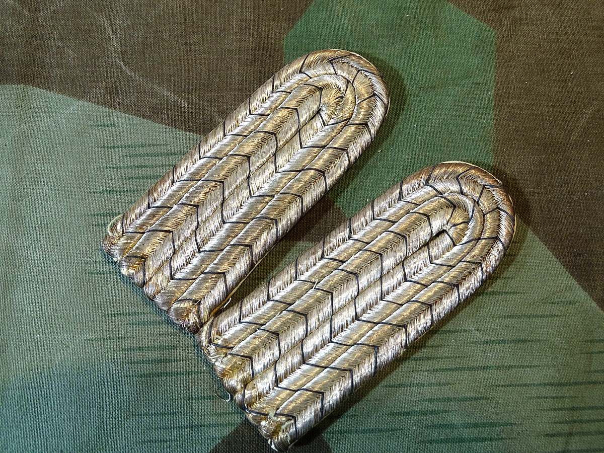 Paar Schulterklappen für einen Infanterie Offizier, deutsches Kaiserreich, weiße Waffenfarbe
