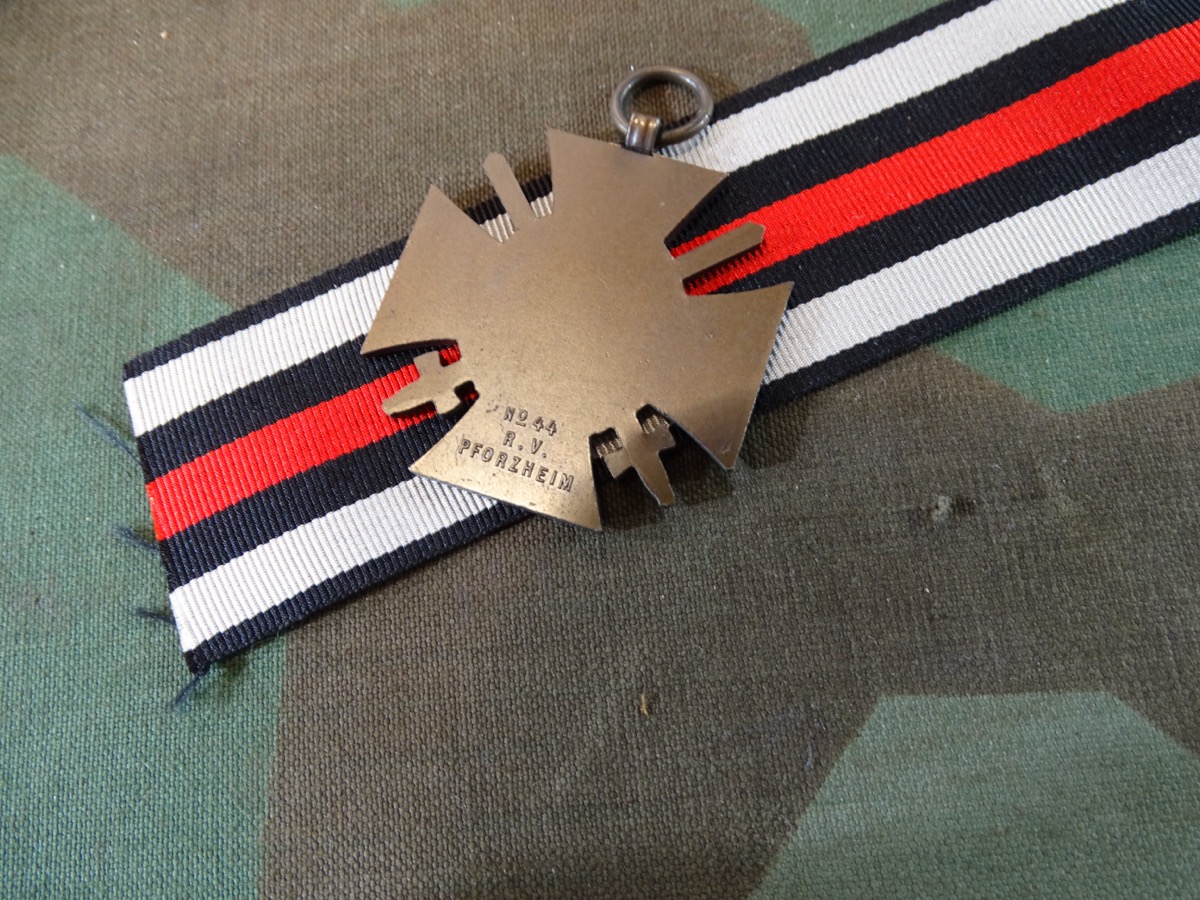 Ehrenkreuz für Frontkämpfer 1914/ 1918 mit Schwertern. R.V. 44 Pforzheim