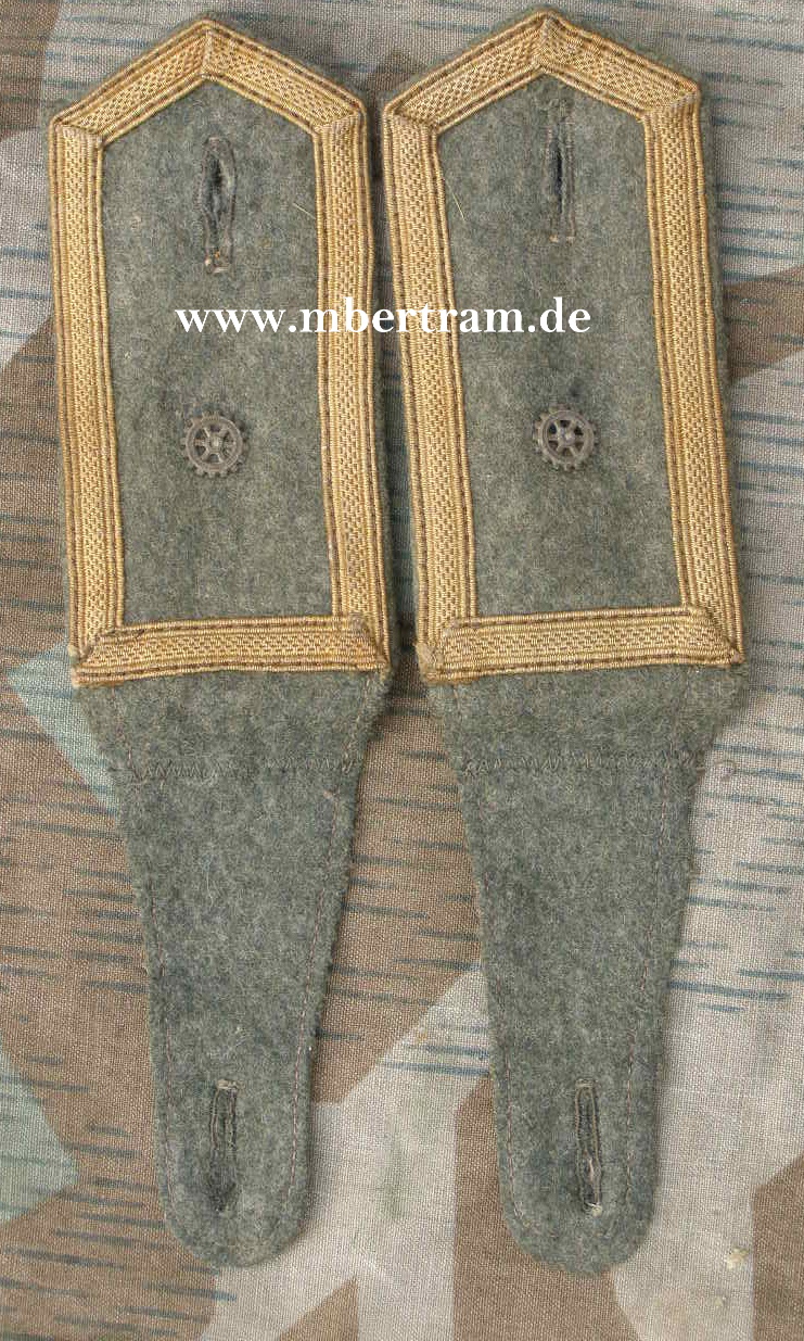 Paar Schulterklappen für einen Maschienenmaat feldgrau
